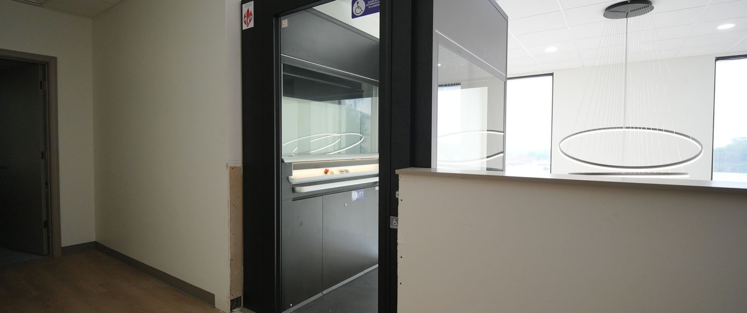 DSC01756 lift in a commercial space Dsc01756 Lift In A Commercial Space